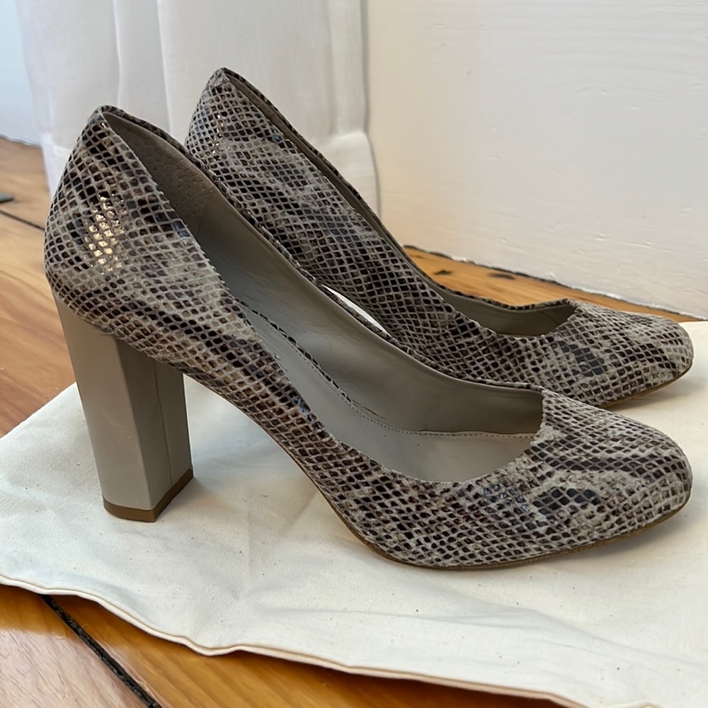 Banana Republic snake print heel. Size 9M